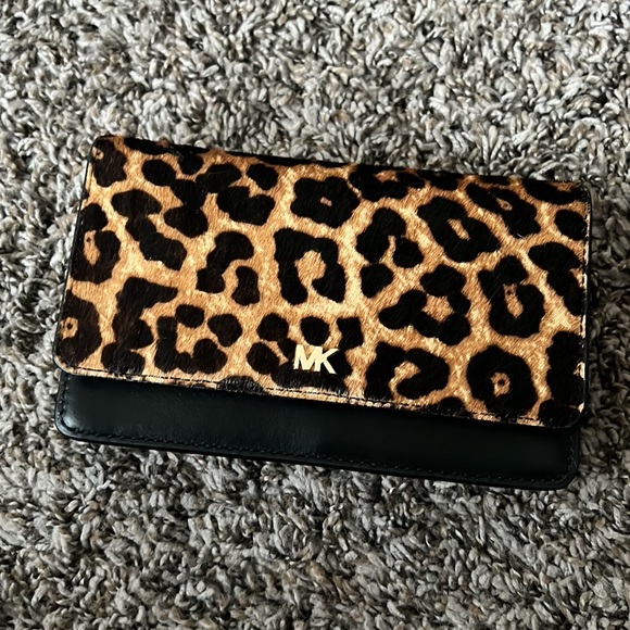 NWT Michael Kors Mott Phone Crossbody - Picture 2 of 5